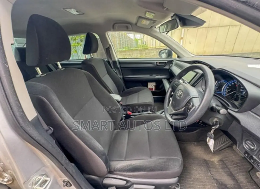 Toyota Axio 1.5 Hybrid 2WD 2019 Silver