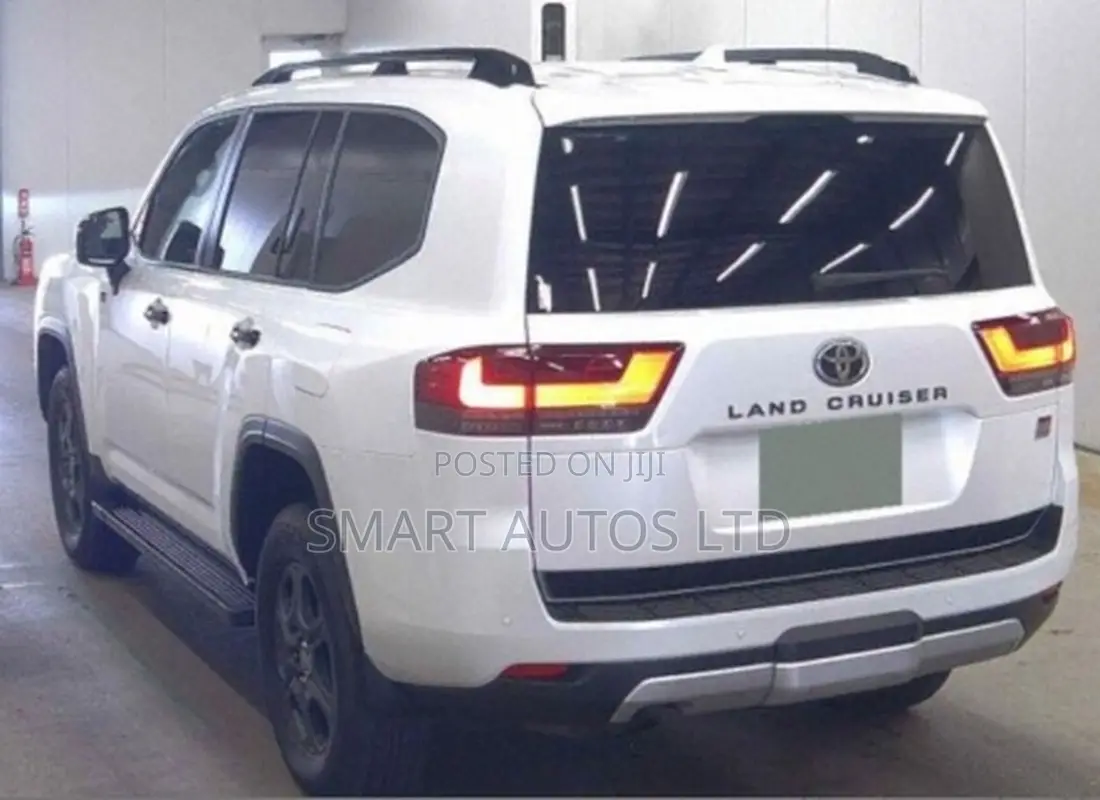 Toyota Land Cruiser LC300 2022 White