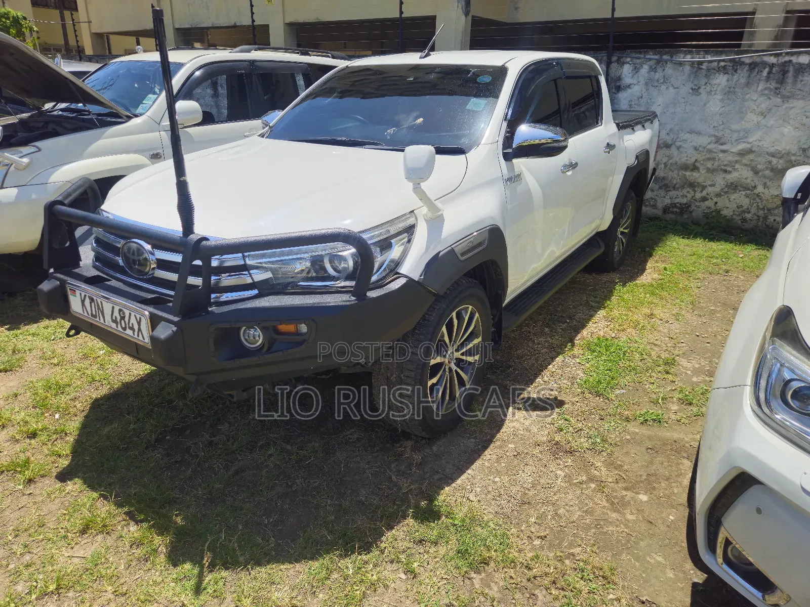 Toyota Hilux 2022 White