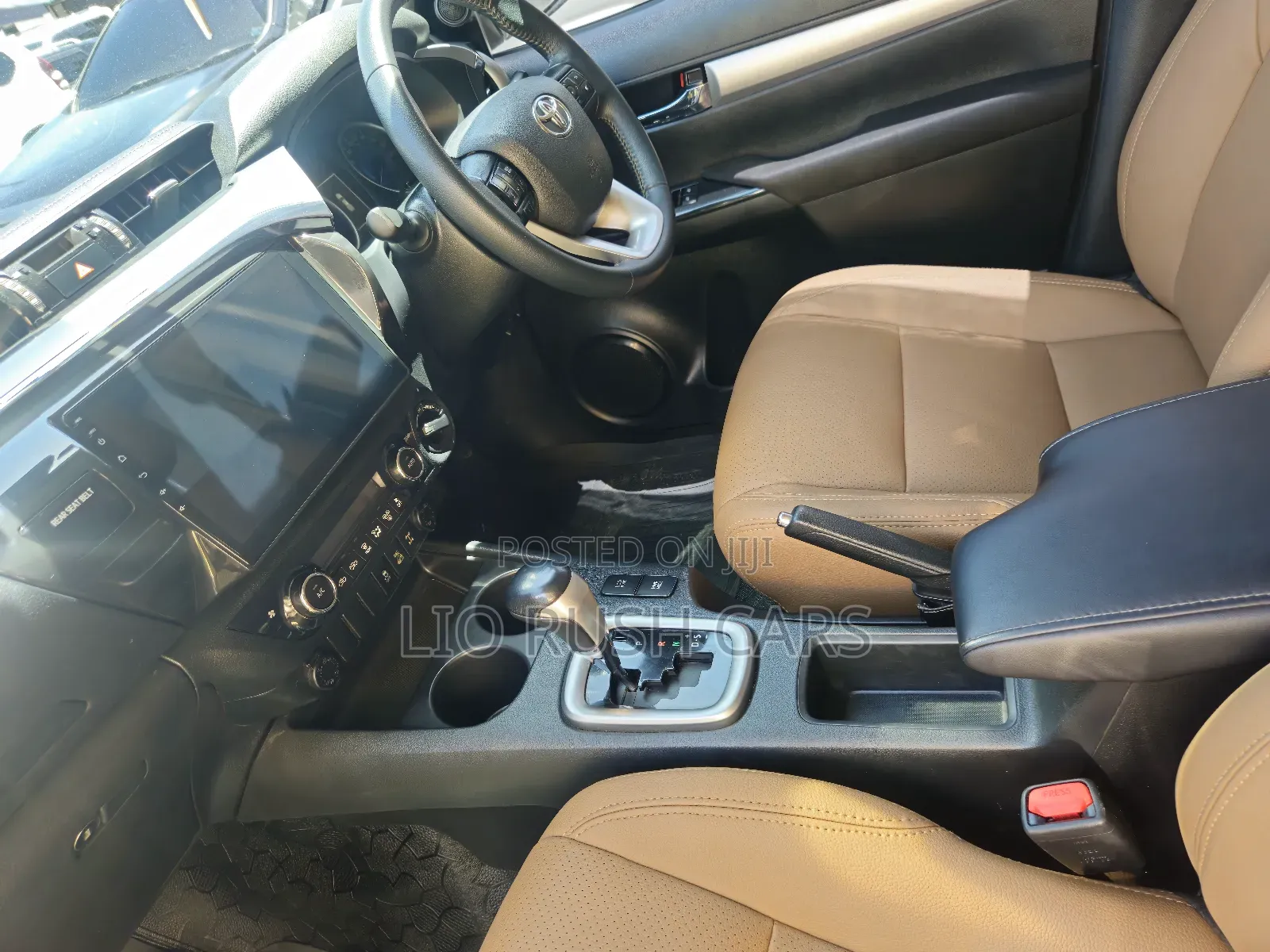 Toyota Hilux 2022 White