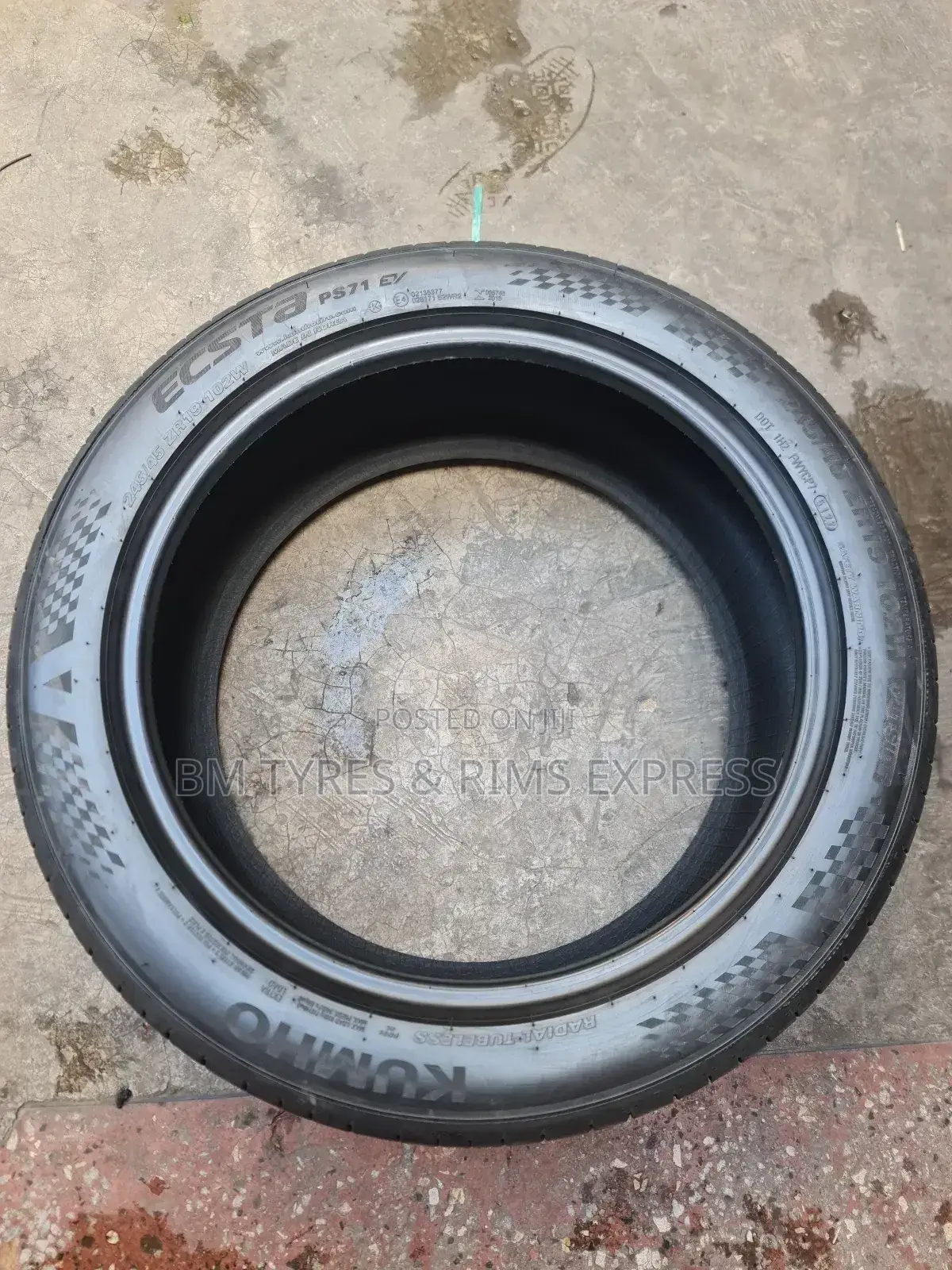 245 /45 R19 Khumo.