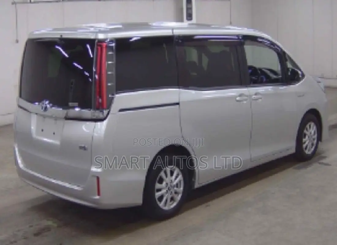 Toyota Noah 1.8 FWD Hybrid (7 seater) 2018 Silver