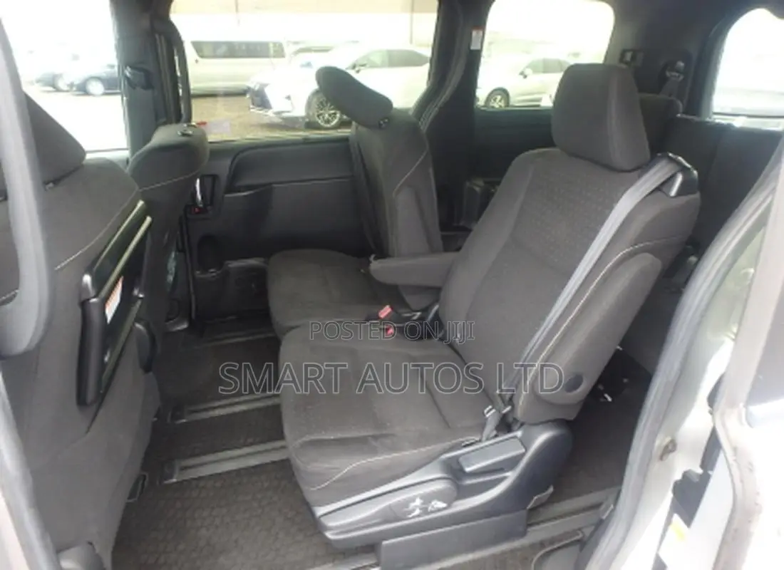Toyota Noah 1.8 FWD Hybrid (7 seater) 2018 Silver