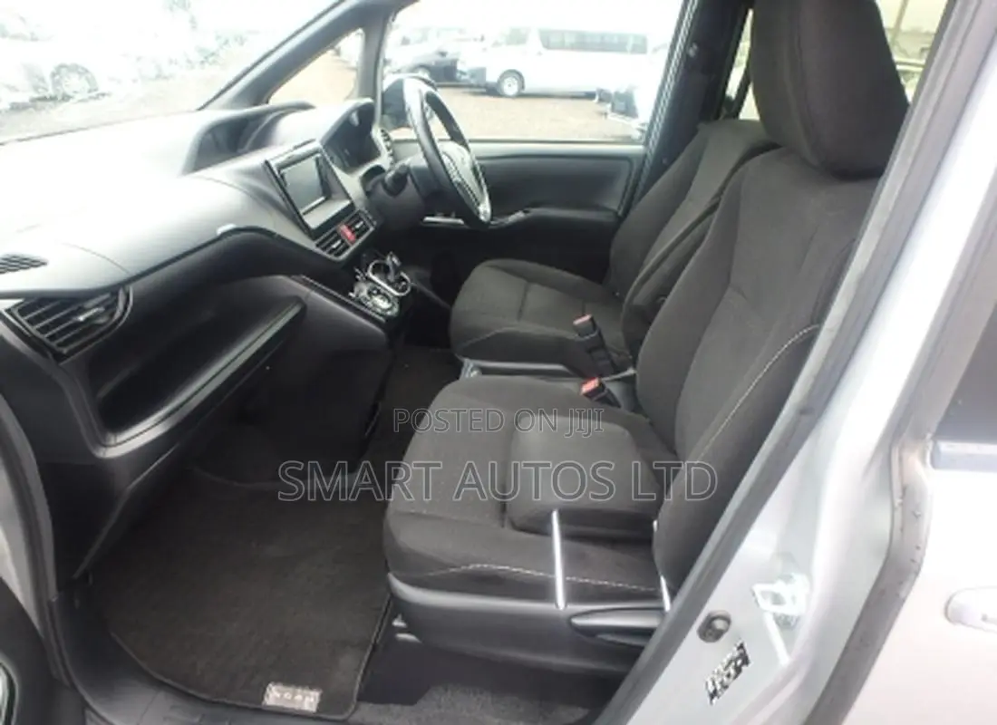 Toyota Noah 1.8 FWD Hybrid (7 seater) 2018 Silver