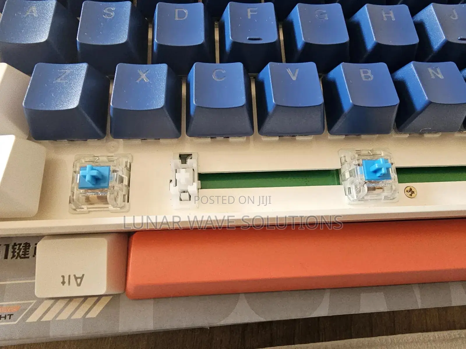 60% Nlue and White Mechanical Keyboard With Red Switches Wired