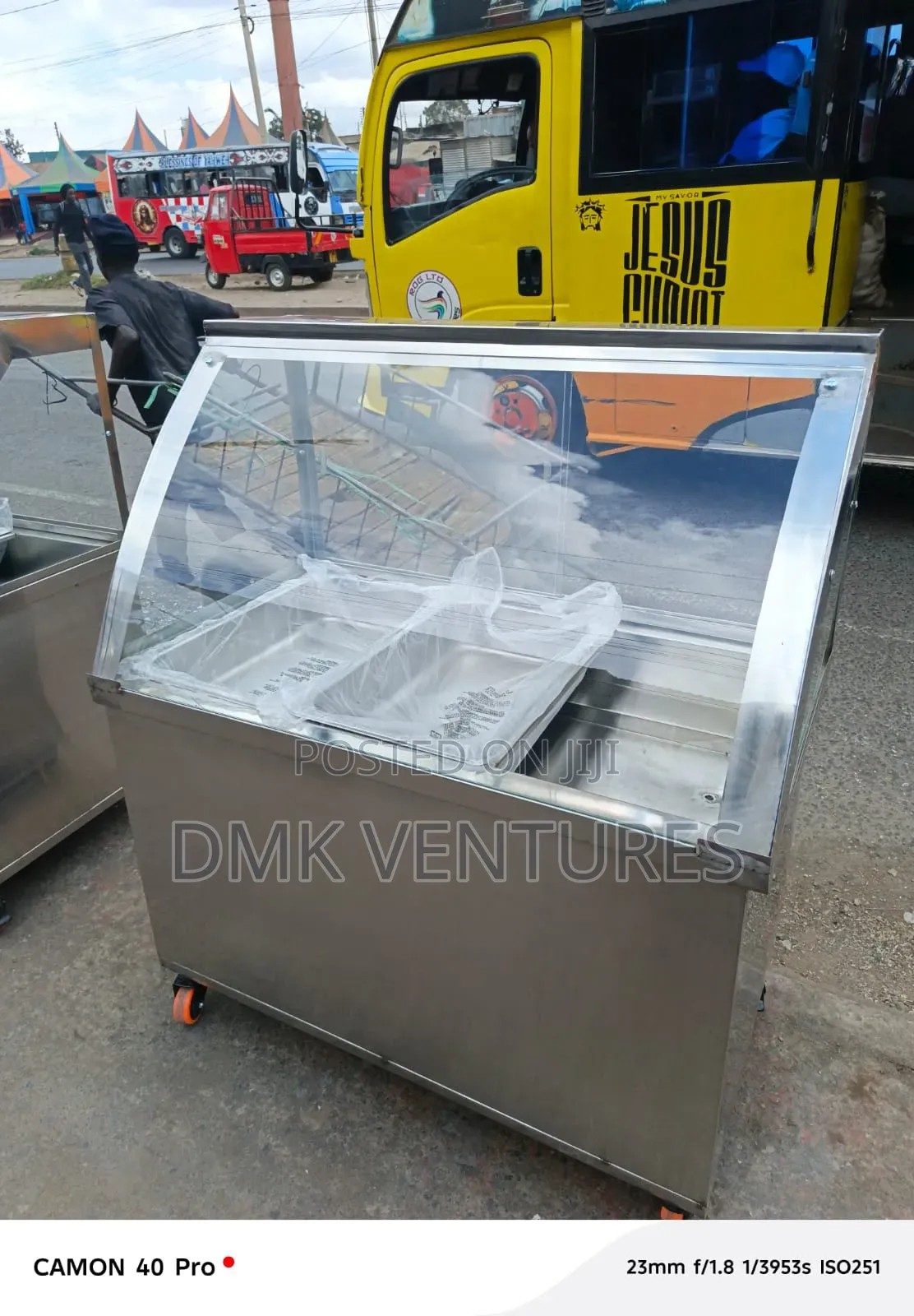 Perfect Modern Three Partitions Food Warmer Display