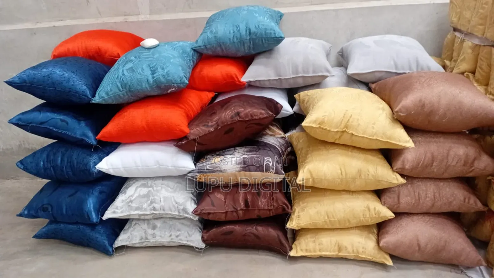  Throw Pillows Available Size 45*45cm