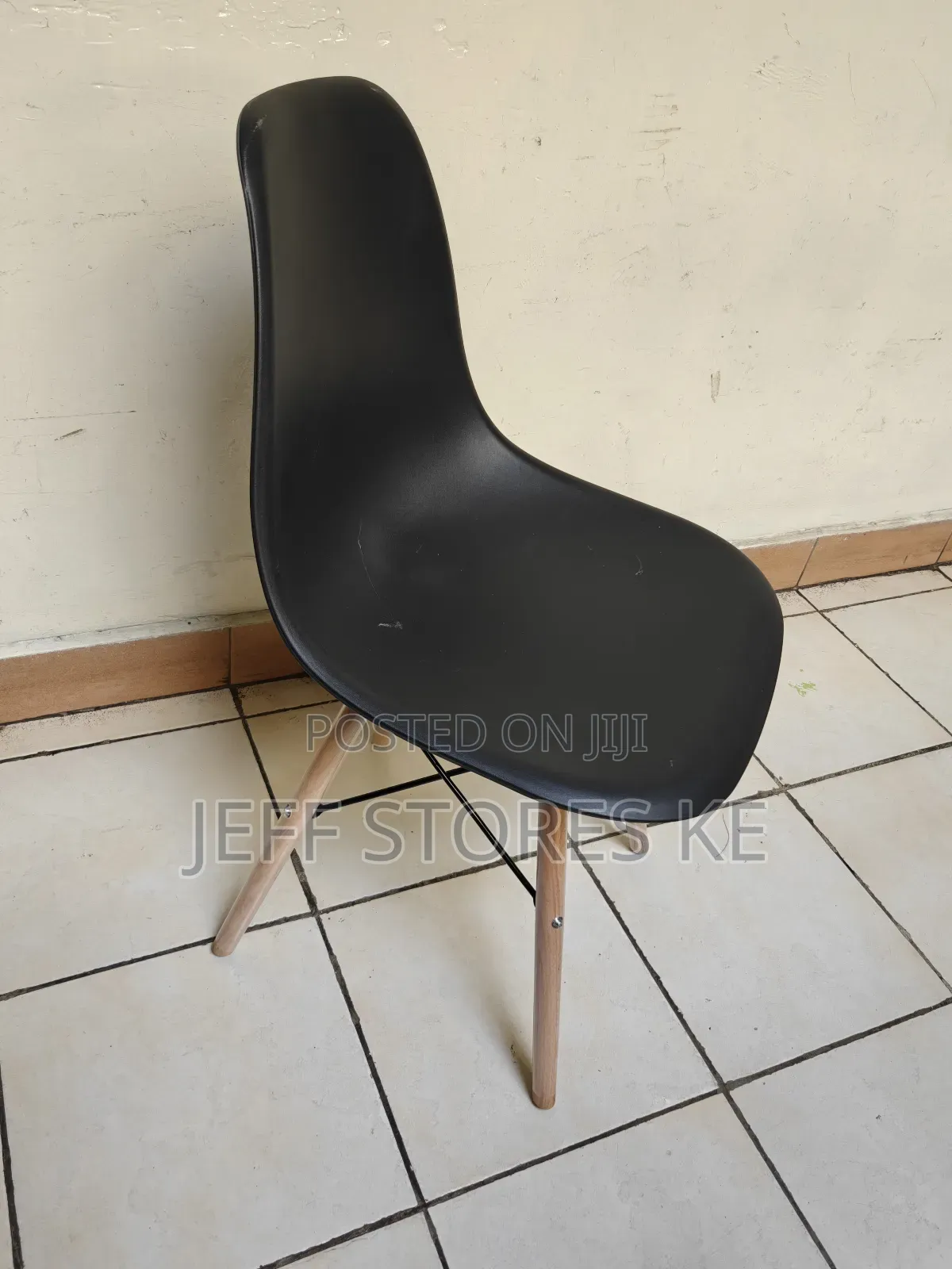 Black Simple Manicure Chair