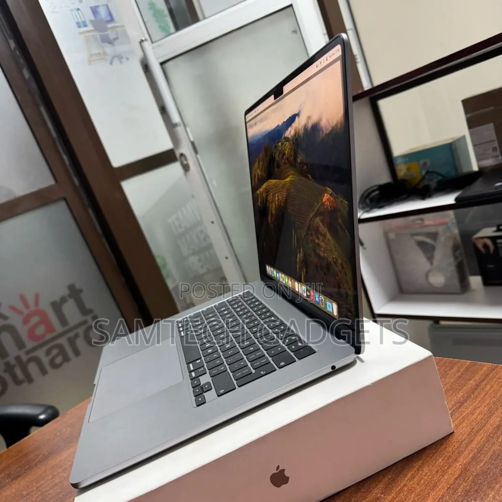 New Apple MacBook Air 2024 M3 15-Inch 8GB Intel Core I7 SSD 256GB