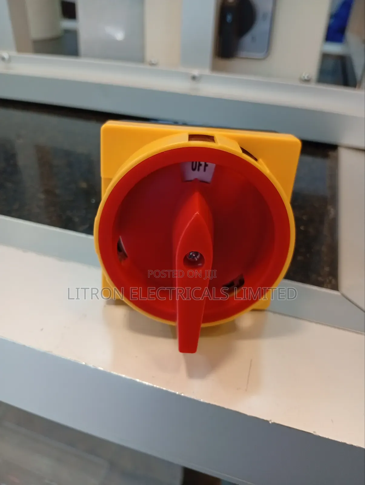 Panel Mount Isolator 32a
