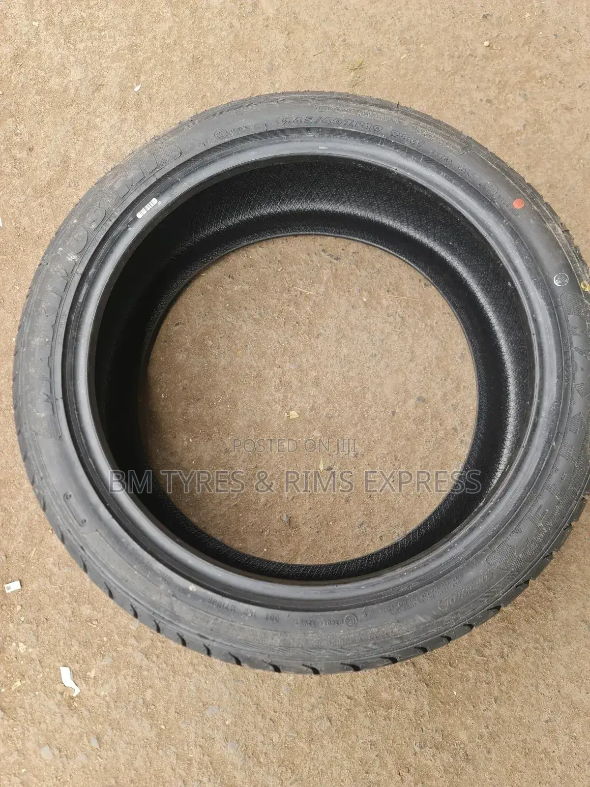 245 /40 R19 Maxtrek.