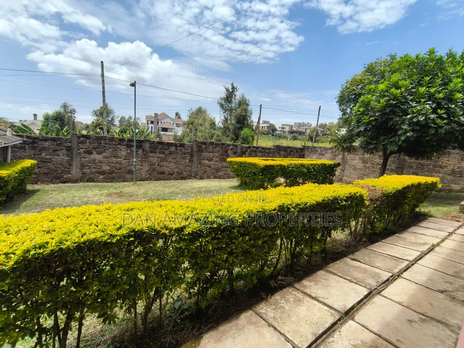 4bdrm Bungalow in Kerarapon Drive for rent