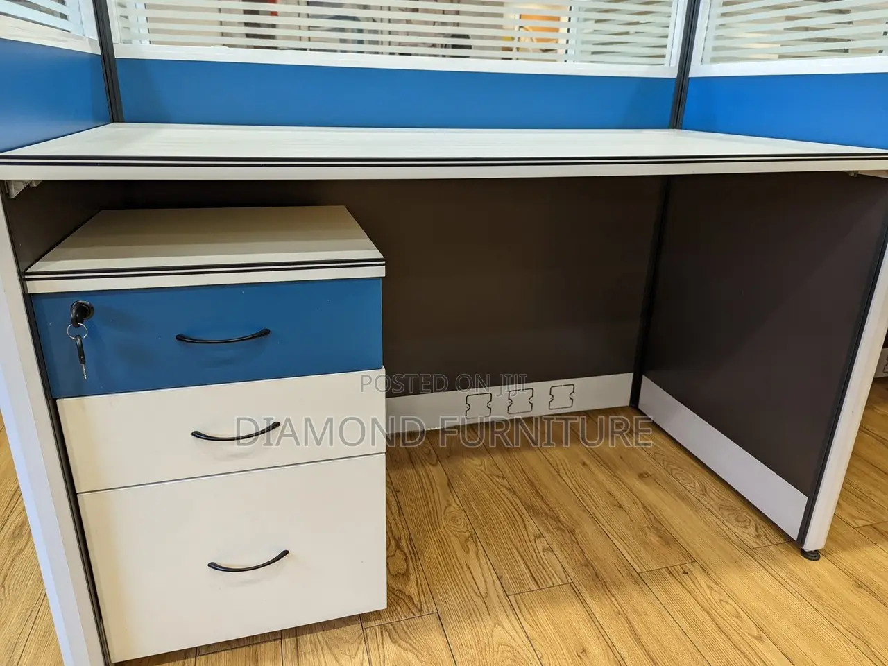 Office Furniture; Modern 4-Person Modular Office Workstation Desk