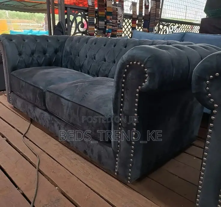 Plush Cushioned 5 Seater Chester Sofa 2,3