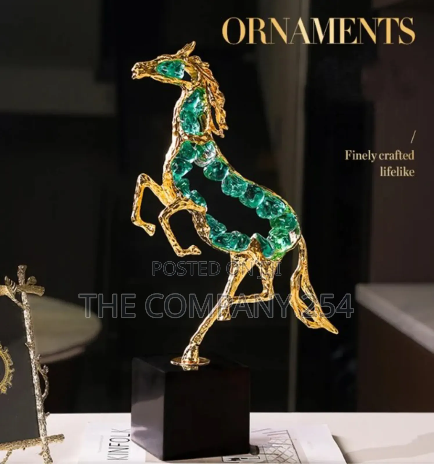 *Luxury Modern Crystal Horse Statue Sculpture.*