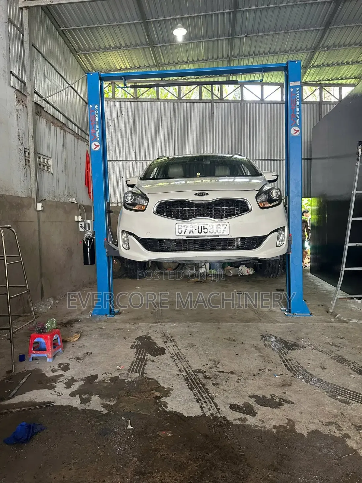 Commercial Two Post Carlift Machine 4000kg Lifting Capacity.