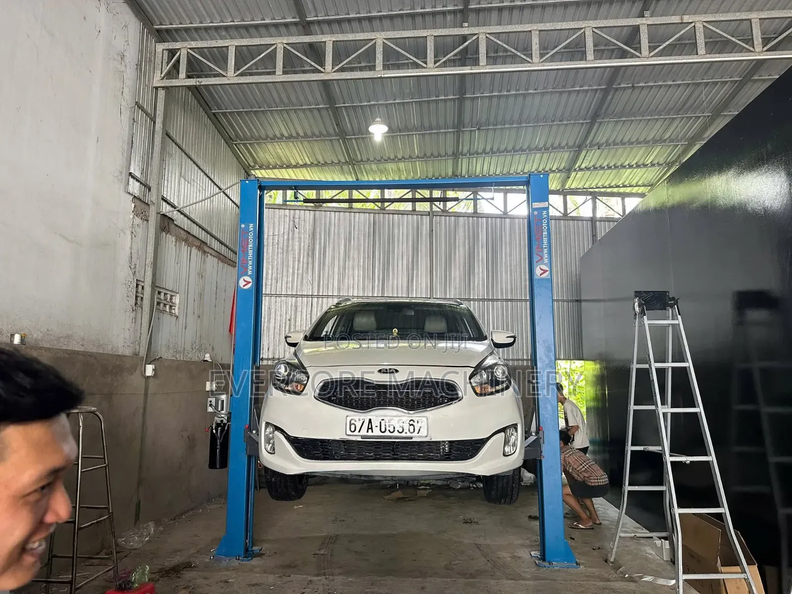 Commercial Two Post Carlift Machine 4000kg Lifting Capacity.