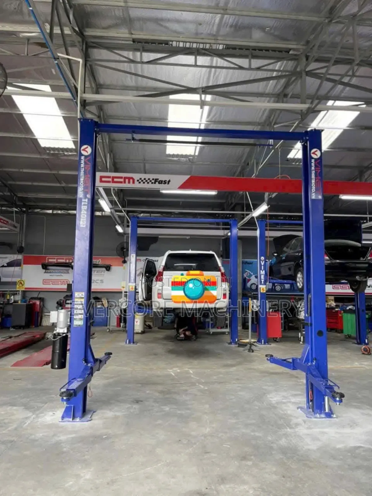 Commercial Two Post Carlift Machine 4000kg Lifting Capacity.