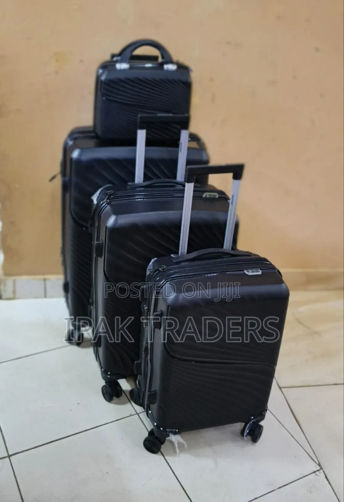 *4 in 1 Luxurious Unbreakable Suitcase*
Zipper Closure Frame
