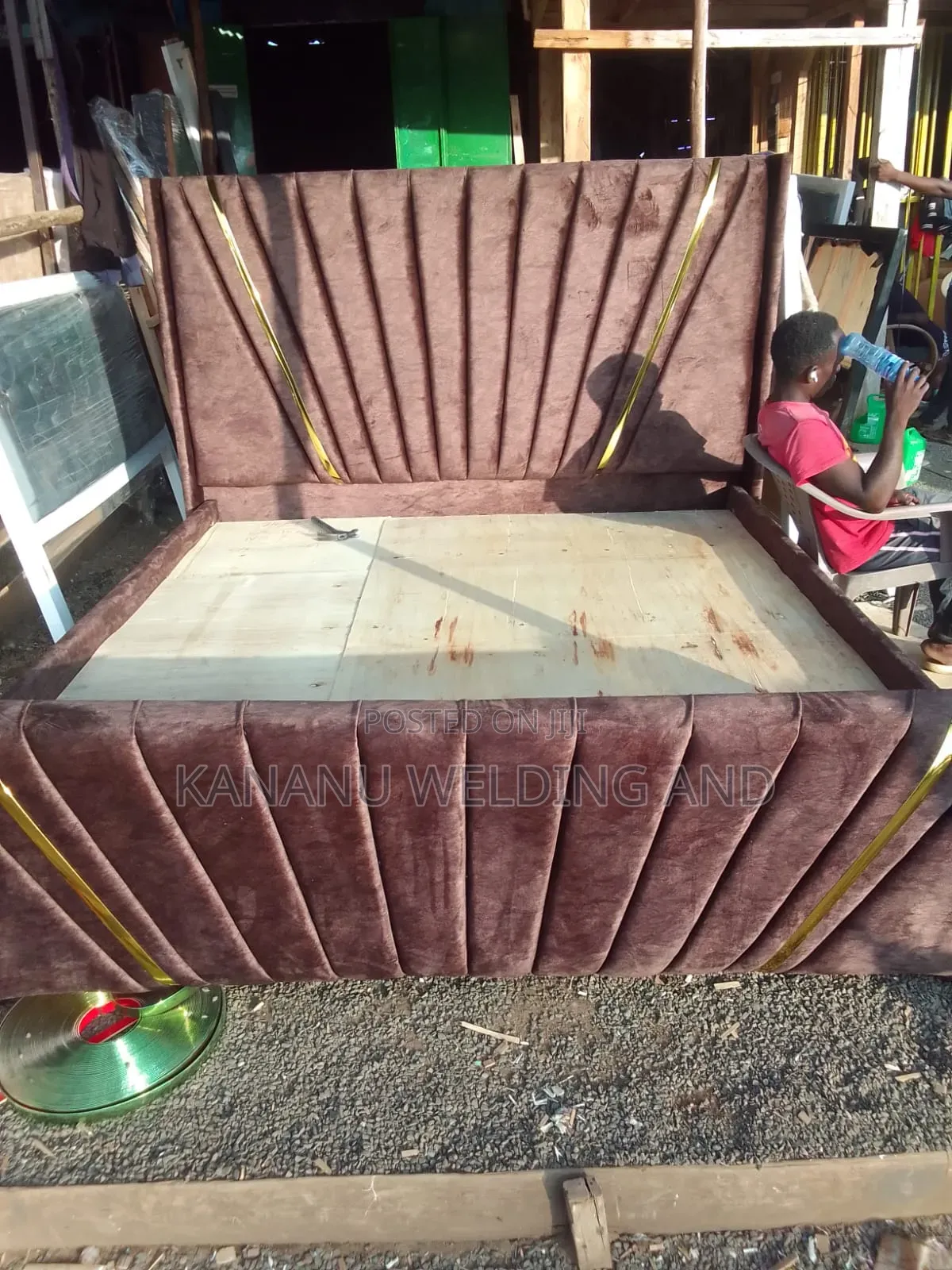 Chocolate Chester Bed