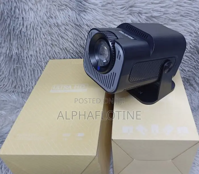 Small and Lightweight Mini Projector Hy320