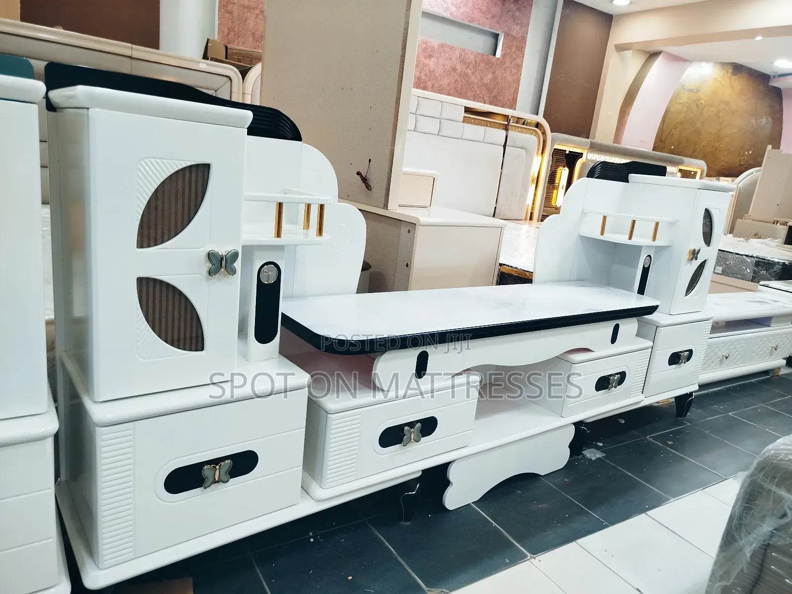 Exquisite Butterfly Tv Stand With Extendable Sides + Free Delivery.