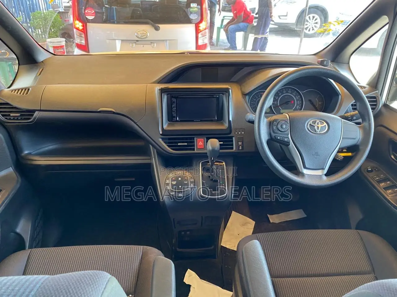 Toyota Noah 2018 Yellow