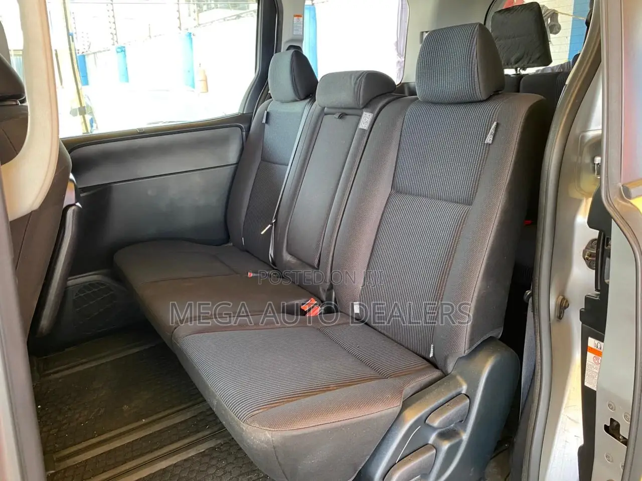 Toyota Noah 2018 Yellow
