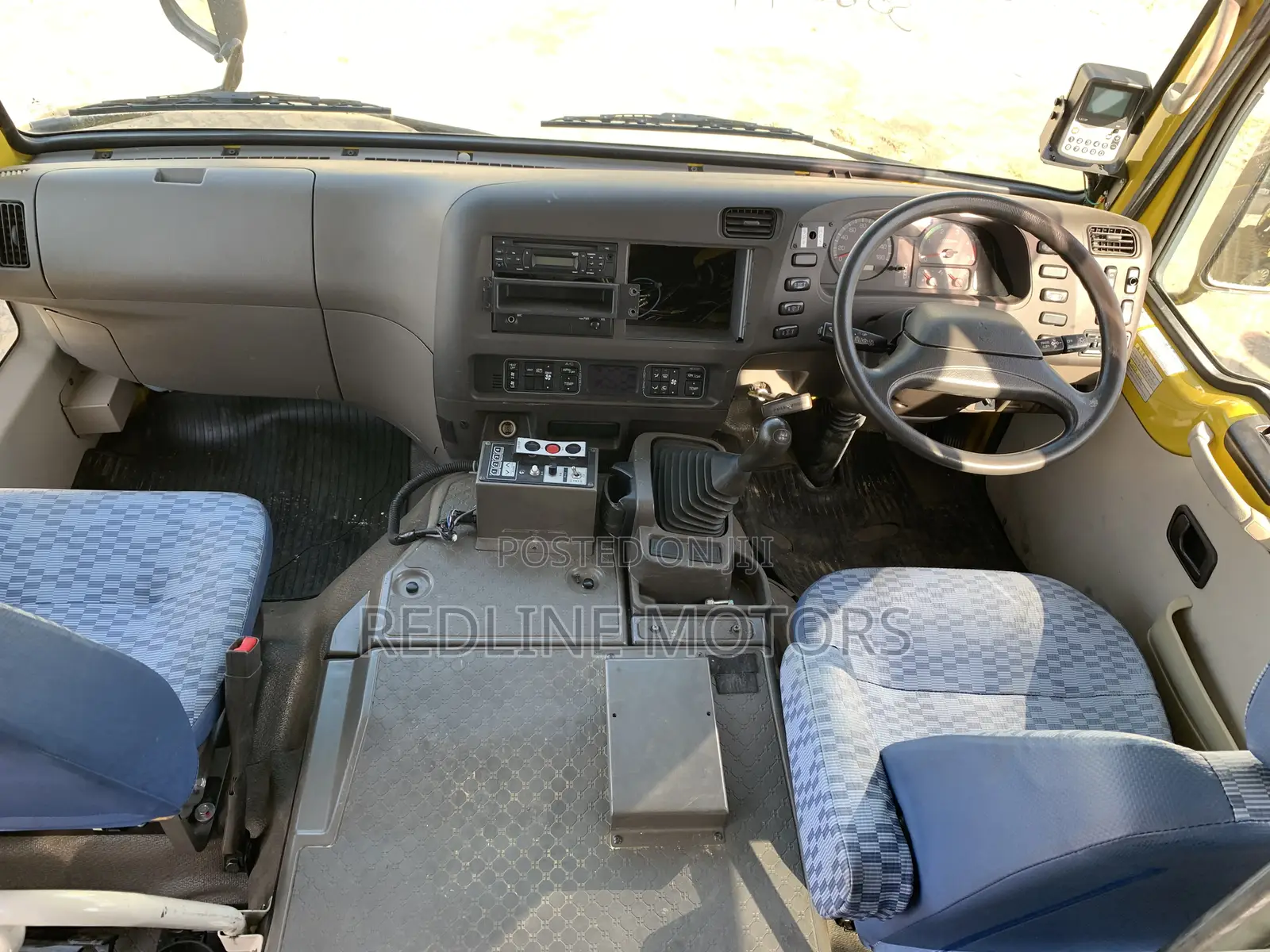 Mitsubishi Fuso Rosa 2018 Yellow