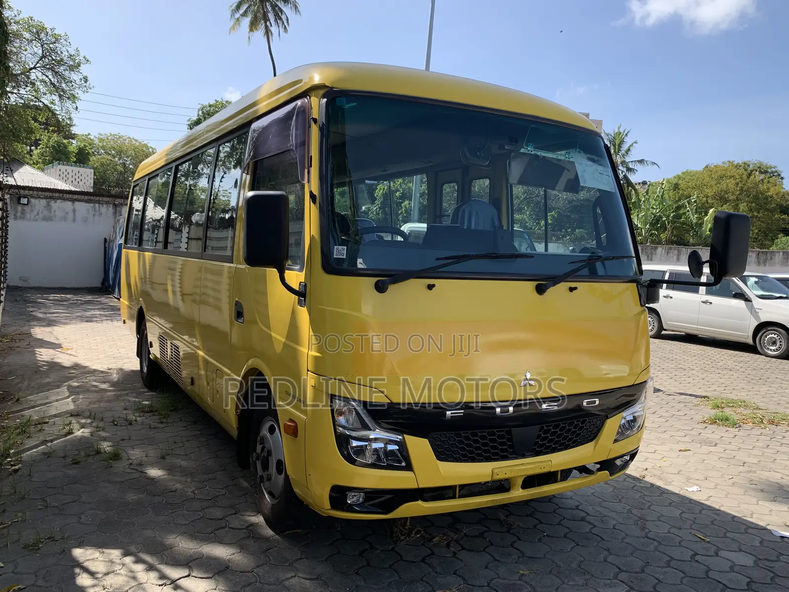 Mitsubishi Fuso Rosa 2018 Yellow