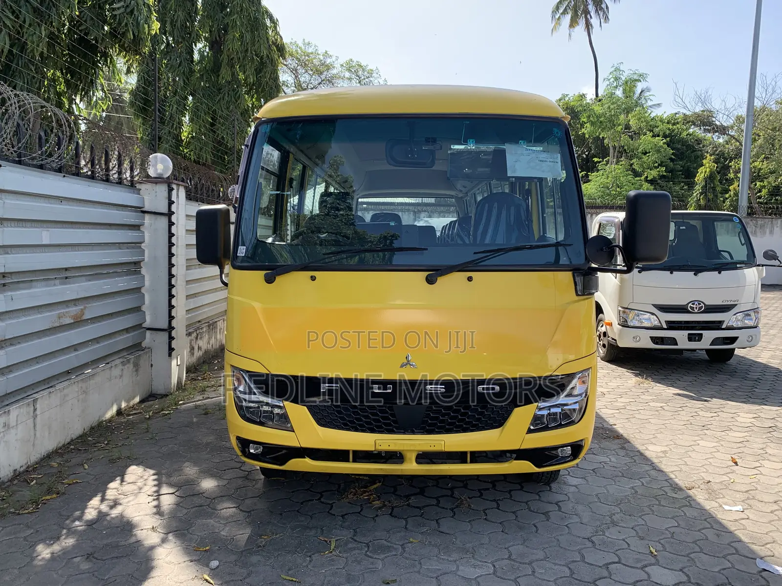 Mitsubishi Fuso Rosa 2018 Yellow