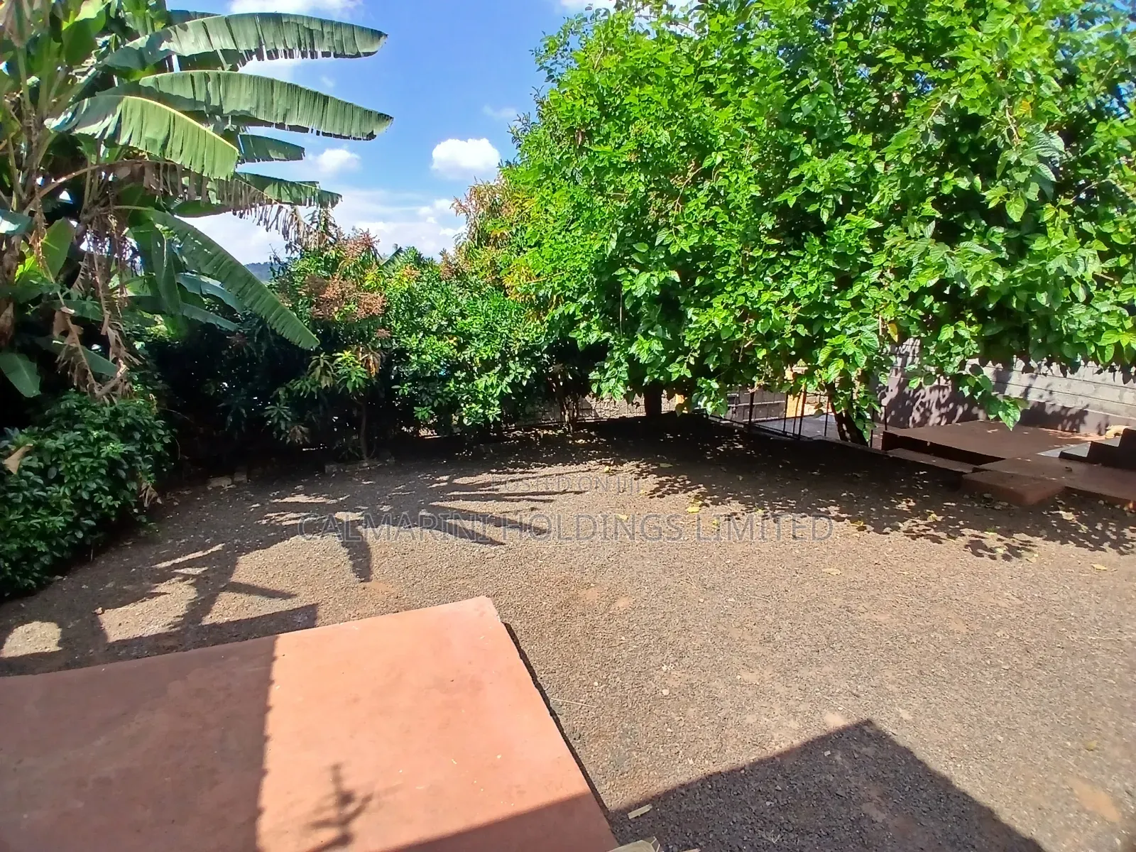Half Acre Plot With a Spacious 3 Bedroom Bungalow and 2 Bedrm Sq