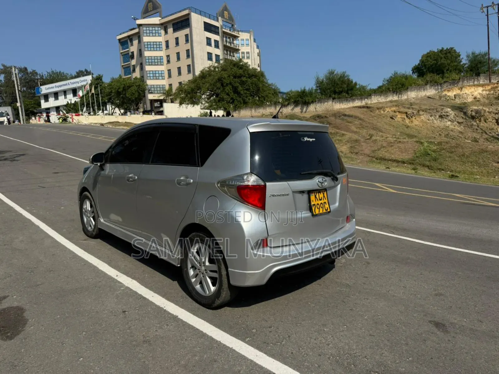 Toyota Ractis 1.5 FWD 2013 Silver