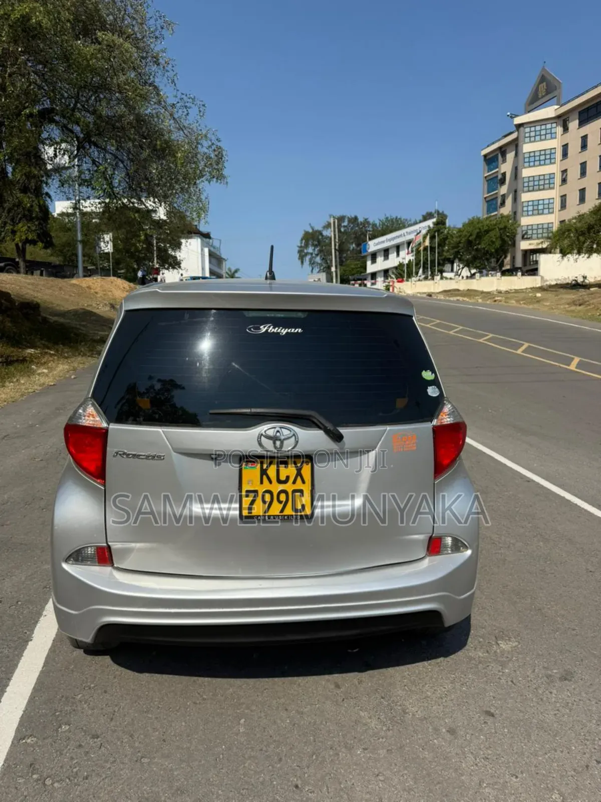 Toyota Ractis 1.5 FWD 2013 Silver