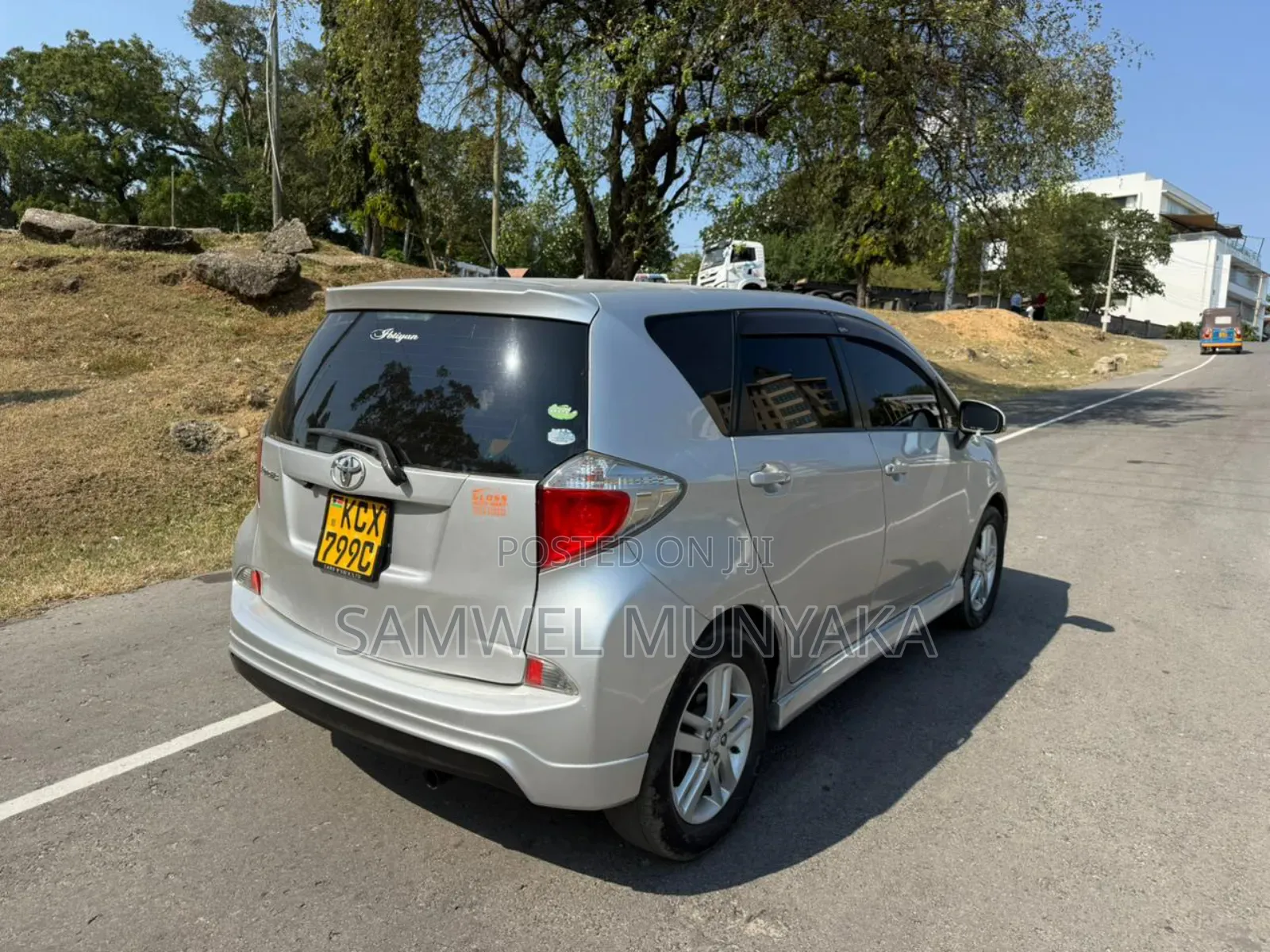 Toyota Ractis 1.5 FWD 2013 Silver