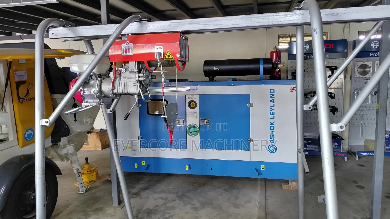 Concrete Hoist/Crane/Lifting Machine1tonne With 2 Buckets.