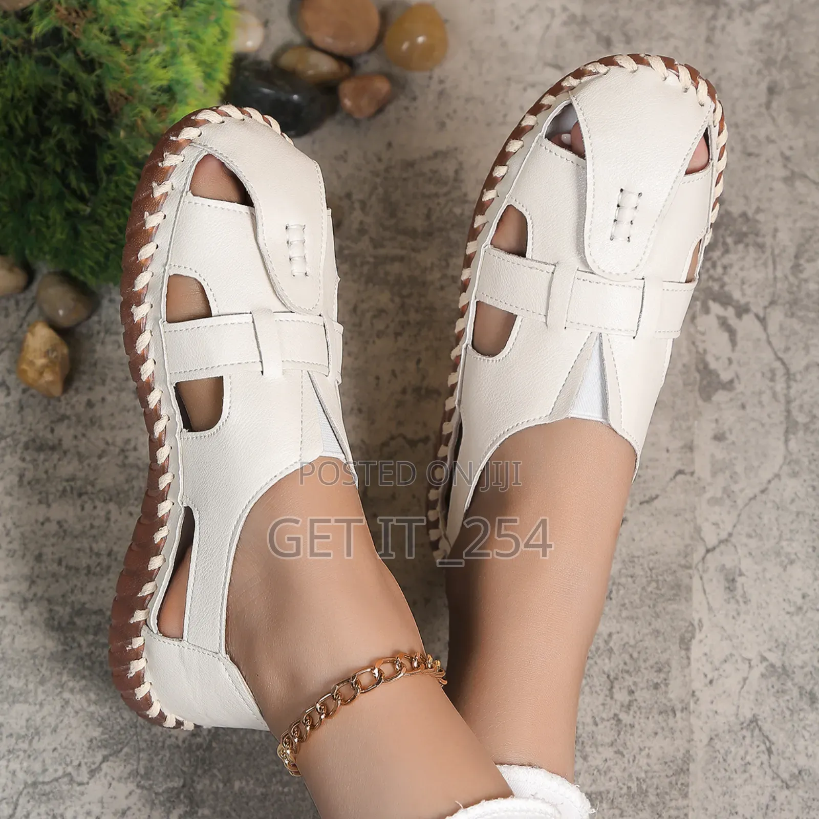 *New In 🔥*

*Ladies Leather Sandals*

*Sizes: 37,40*