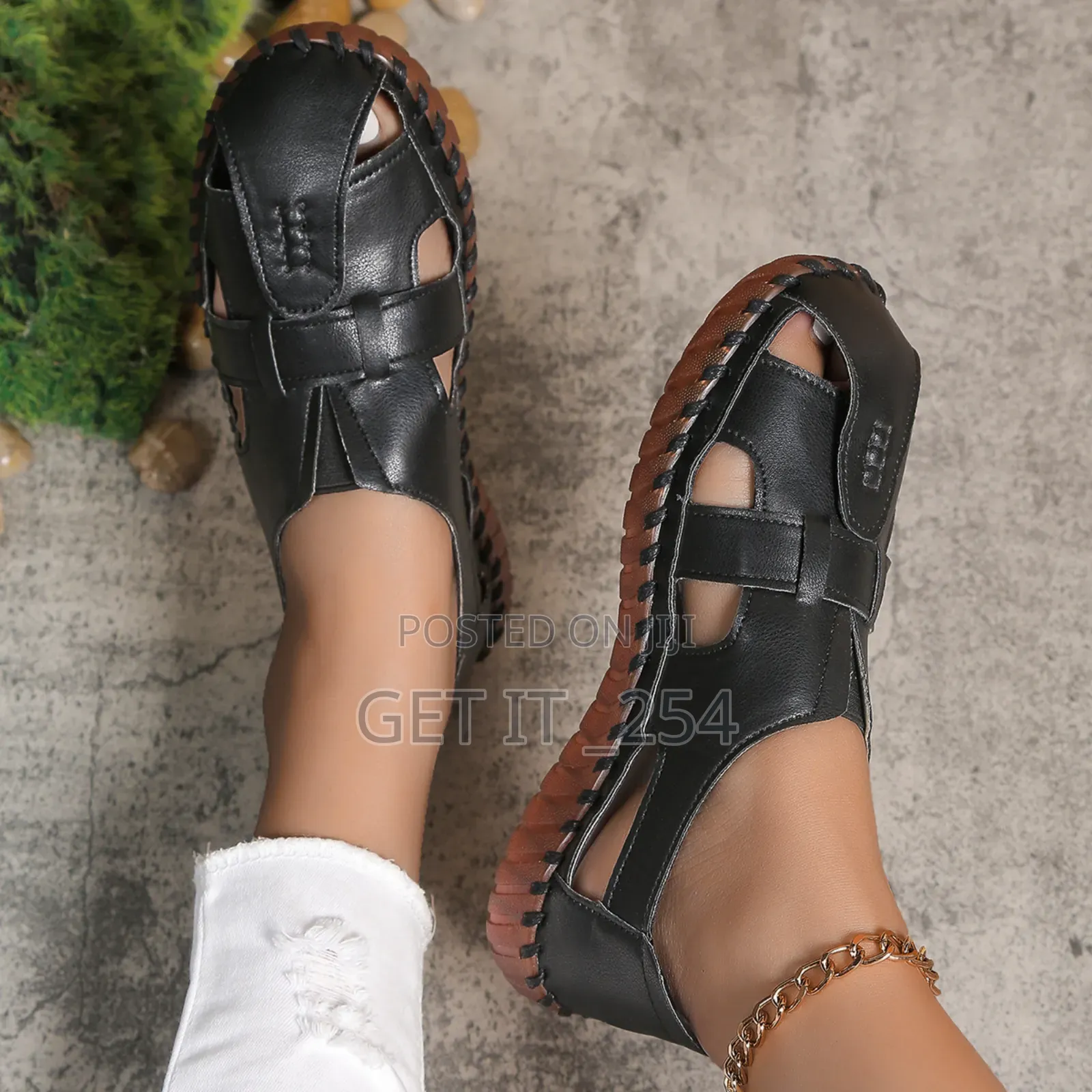 *New In 🔥*

*Ladies Leather Sandals*

*Sizes: 37,40*