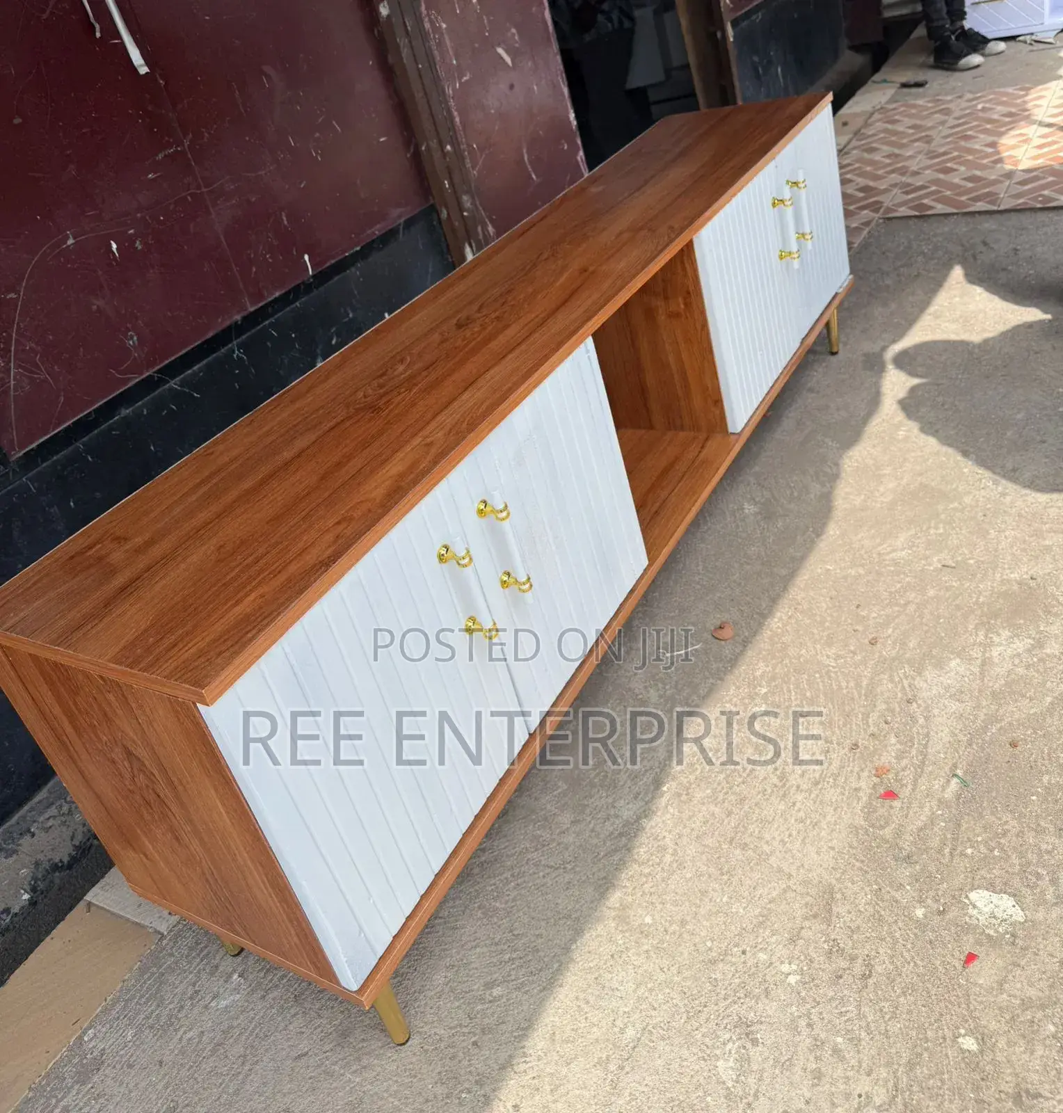 5.5 FTS With Laminate Board Executive Tv Stand