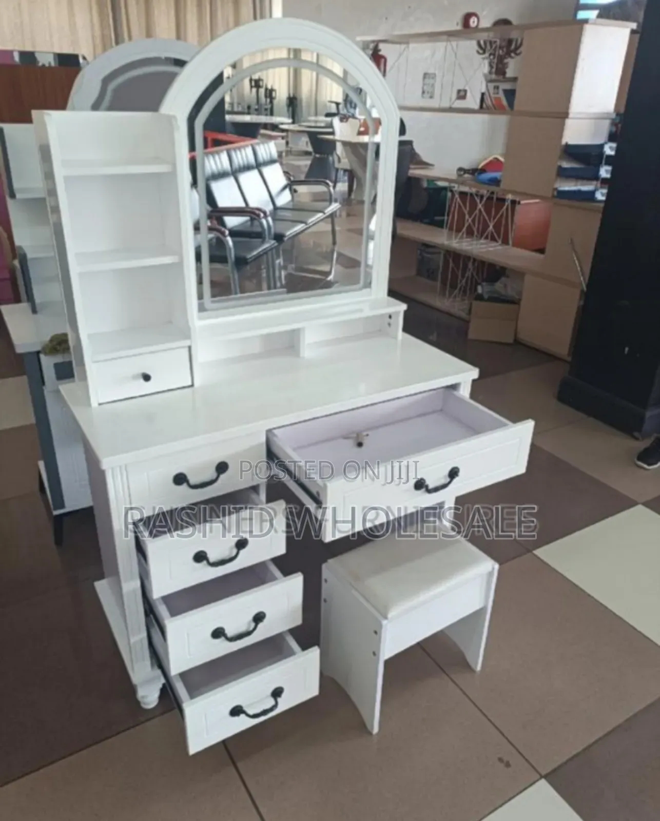 Lady Boss White Dressing Tabel. Beautiful