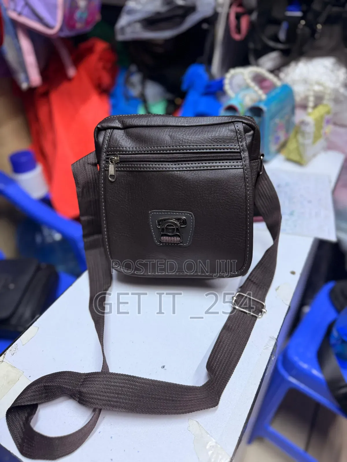 Classic Unisex Leather Shoulder Bag 🤎
Dimensions: 25cm (H) × 20cm (W)