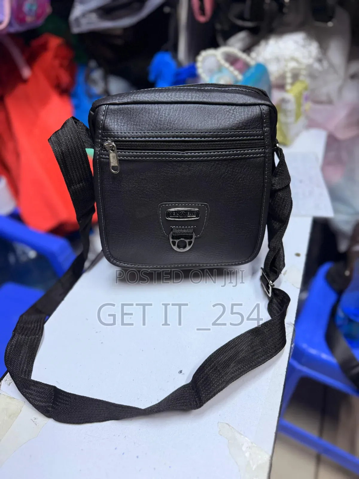 Classic Unisex Leather Shoulder Bag 🤎
Dimensions: 25cm (H) × 20cm (W)