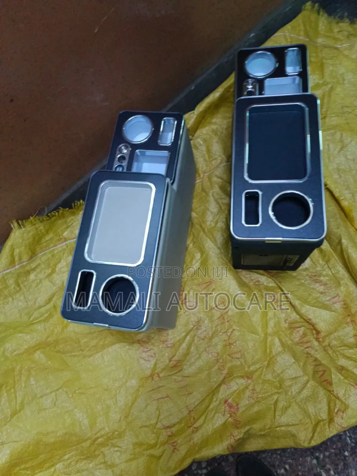 Armrest for Noah/Voxy With Charger Cigarette Lighter