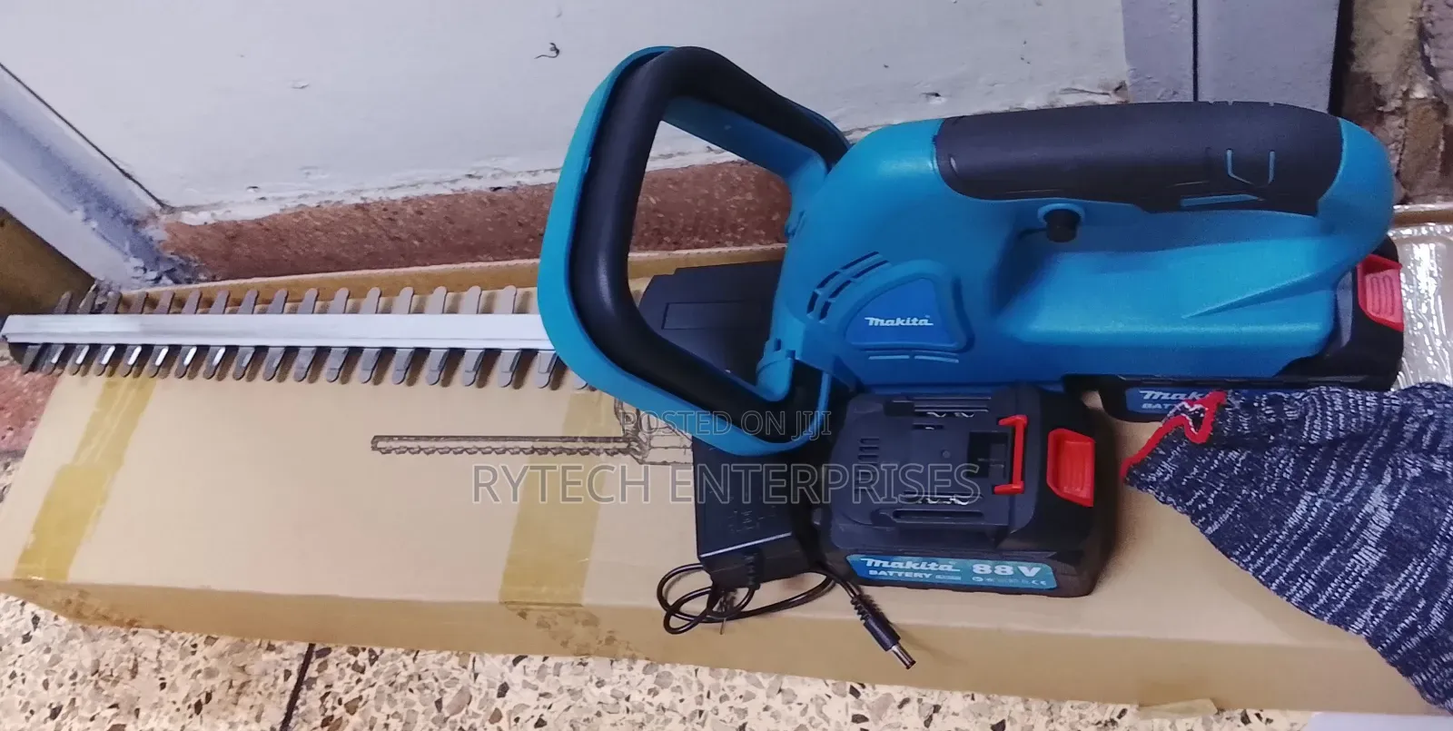 Makita Rechargeable Hedge Trimmer/Cordless Hedge Trimmer