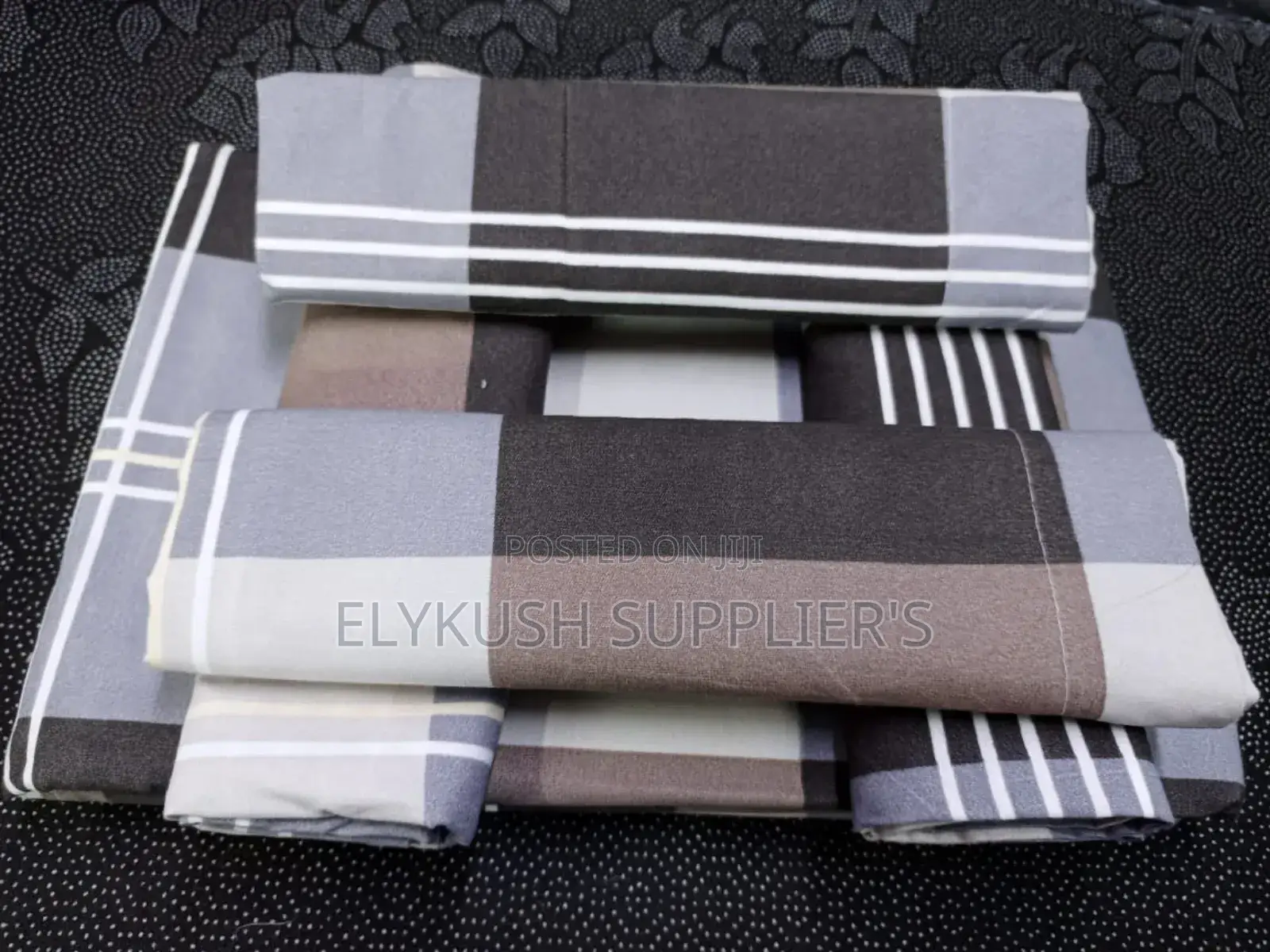  6 Pc Bedsheets 
2 PCS Bedsheets 
4 PCS Pillow Cases 
6x6
 at 