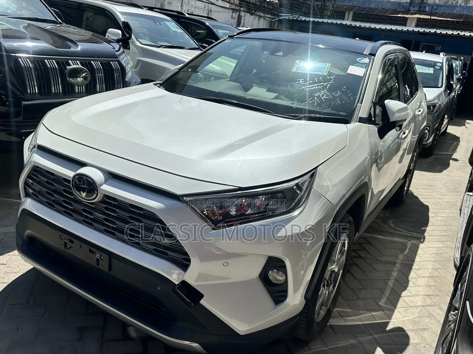 Toyota RAV4 LE AWD 2019 White