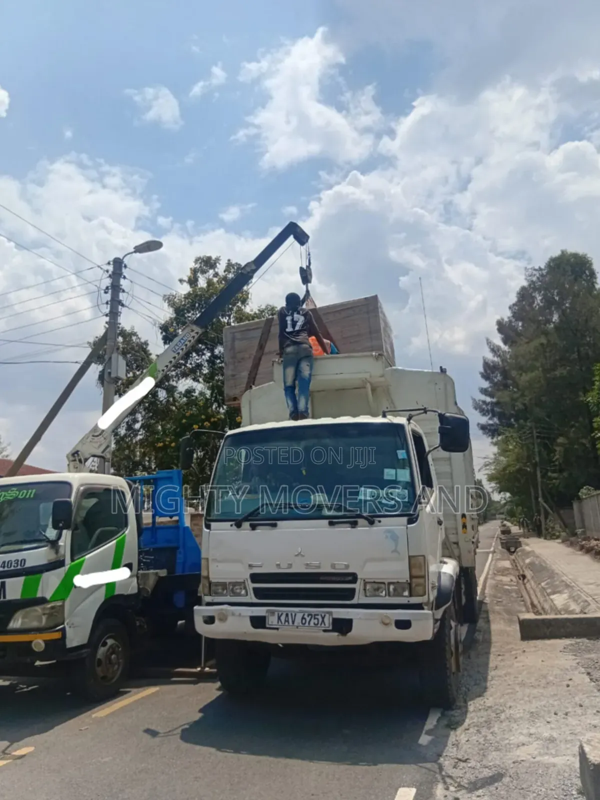 Flatbed Trailer With Crane Are Ready for Inter Country Logistics