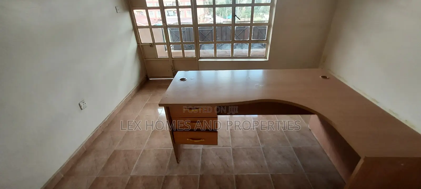 Office To Let Next To Road