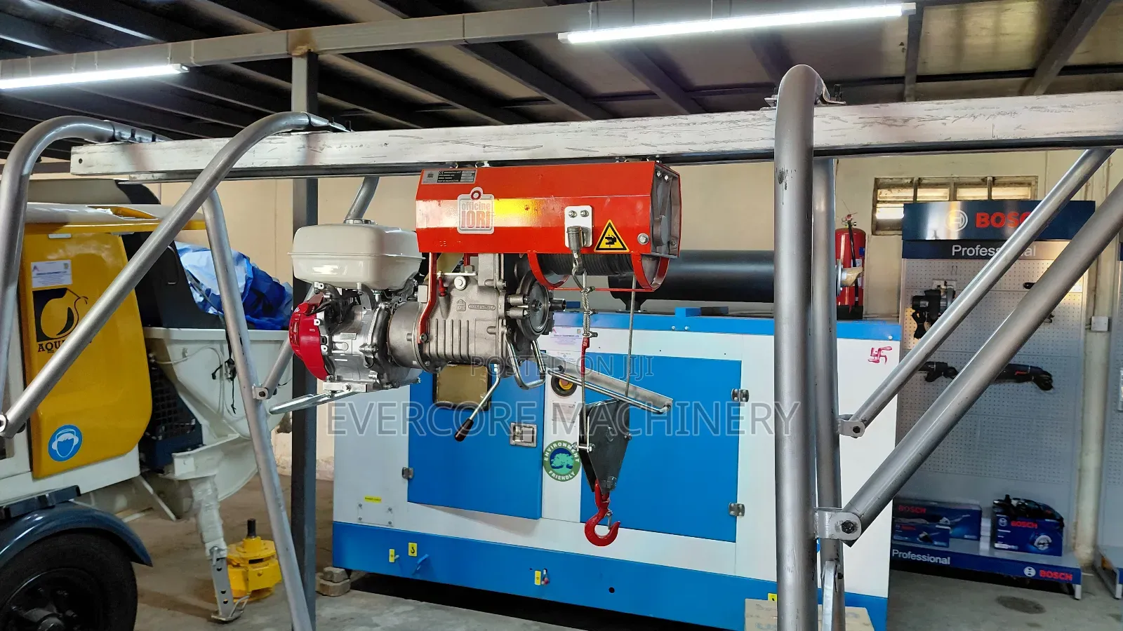 Iori Italian 1000kg One Tonne Concrete Crane With Honda Gx270 Engine.