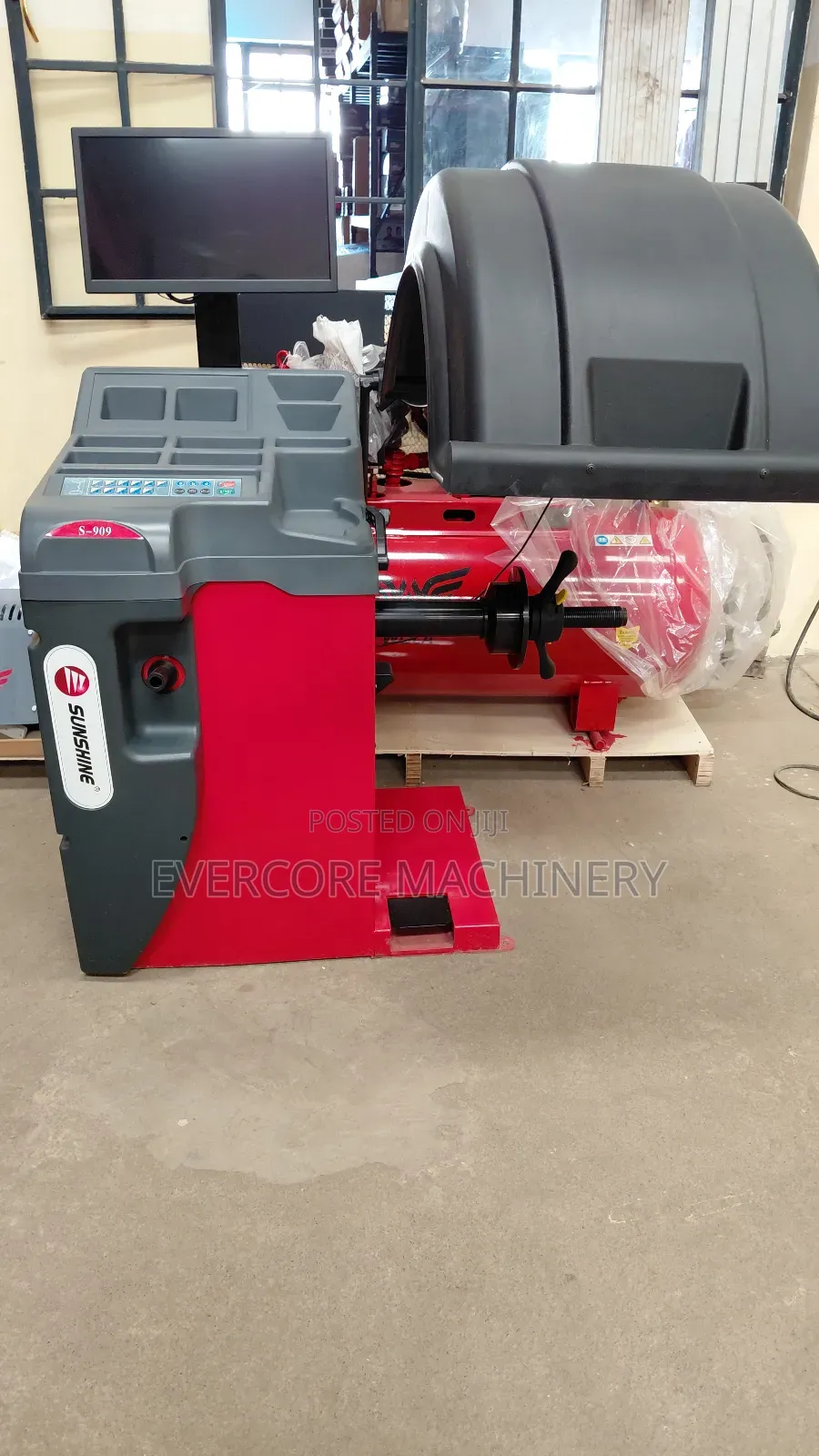 Sunshine Italy Electric Wheel Balancer Machine.